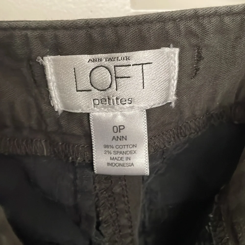 Ann Taylor Loft cargo pants size 0P - Picture 3 of 4